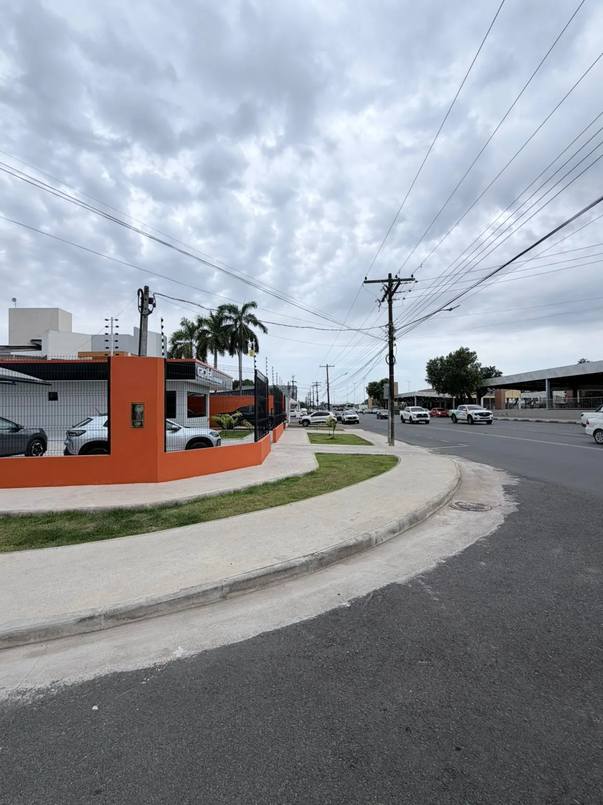 Loja da Carpital na esquina, com a avenida movimentada de Boa Vista ao fundo