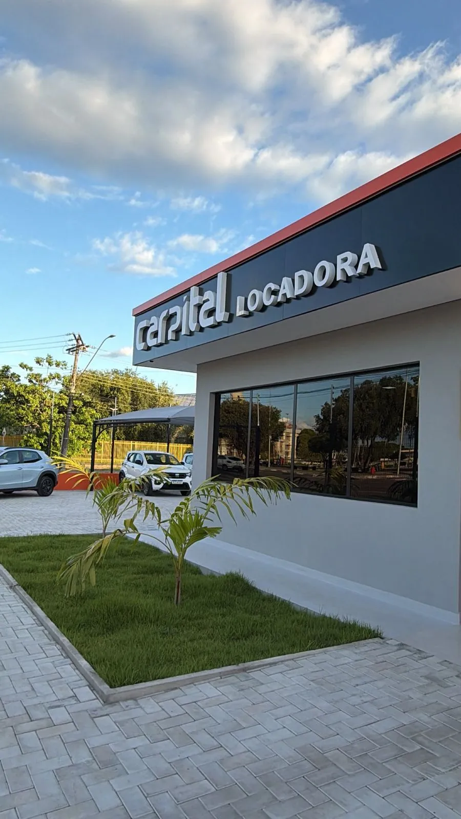 Fachada da loja da Carpital Locadora, para reconhecer o ponto ao chegar