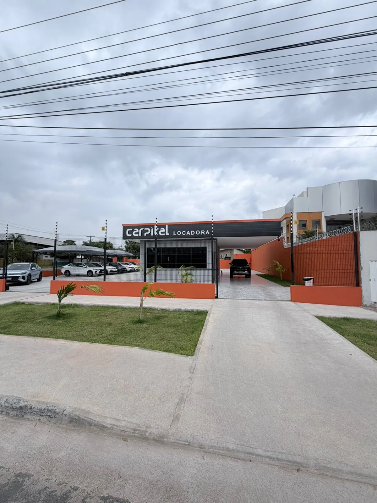 Entrada de veículos da Carpital, com portão e picape no pátio interno
