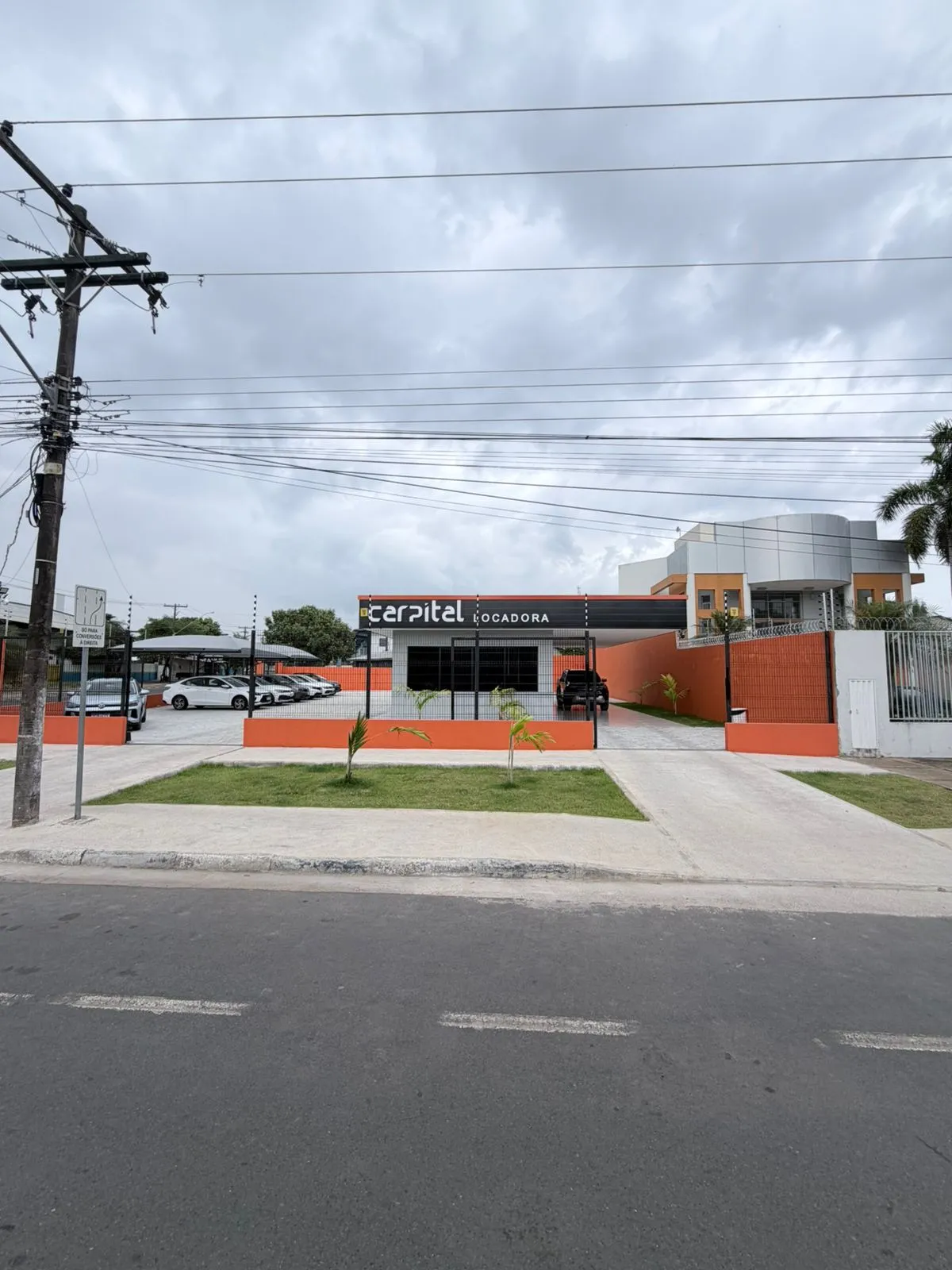 Frota da Carpital estacionada no pátio coberto da loja